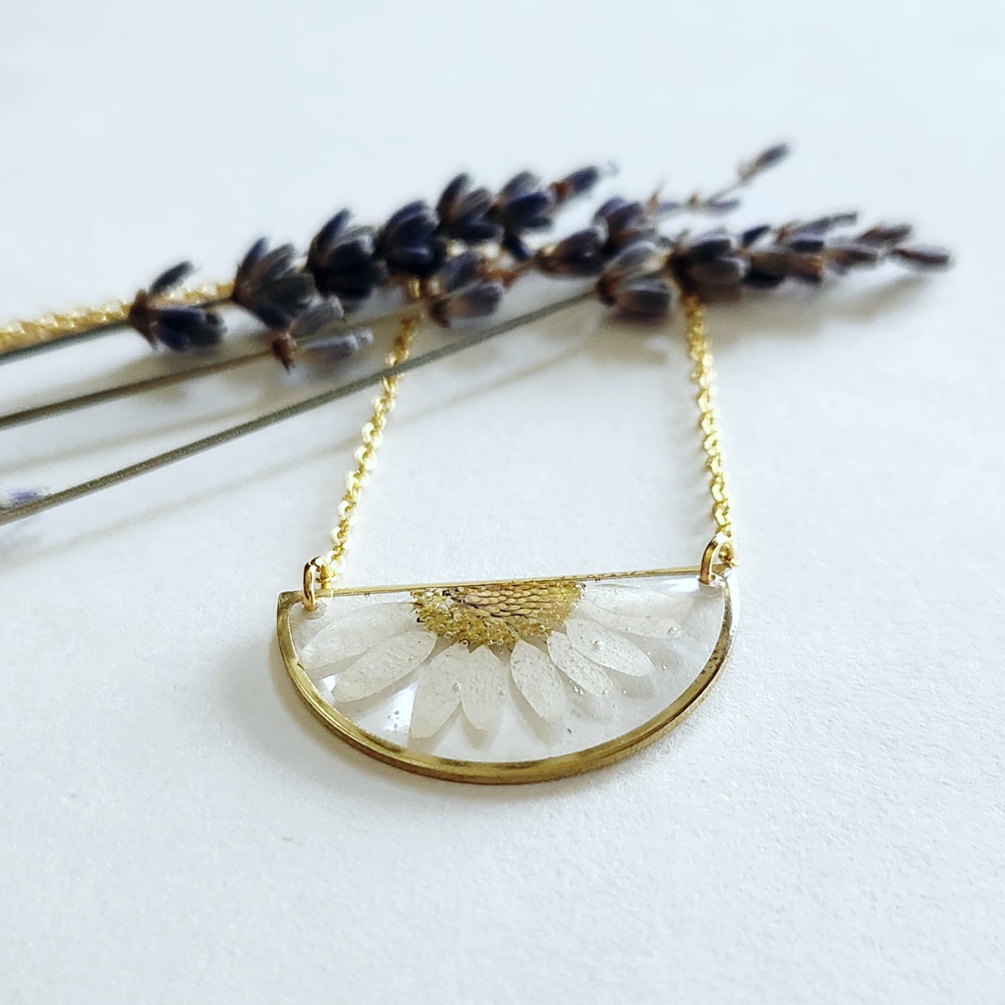 Dainty Daisy Necklace