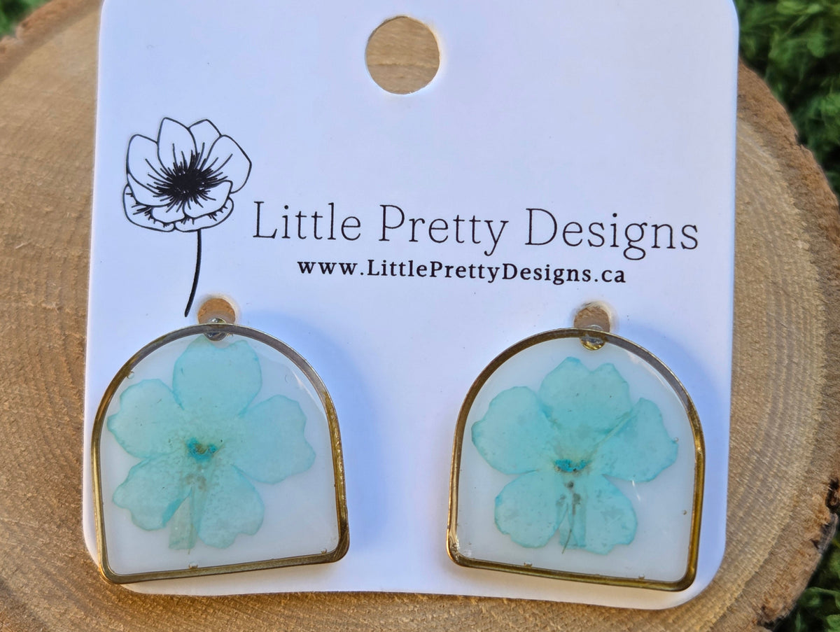 Arch daisy floral stud earrings