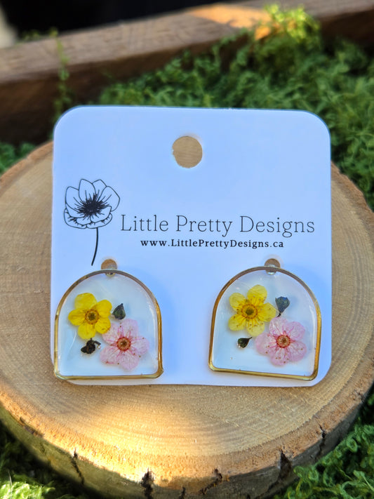 Arch daisy floral stud earrings