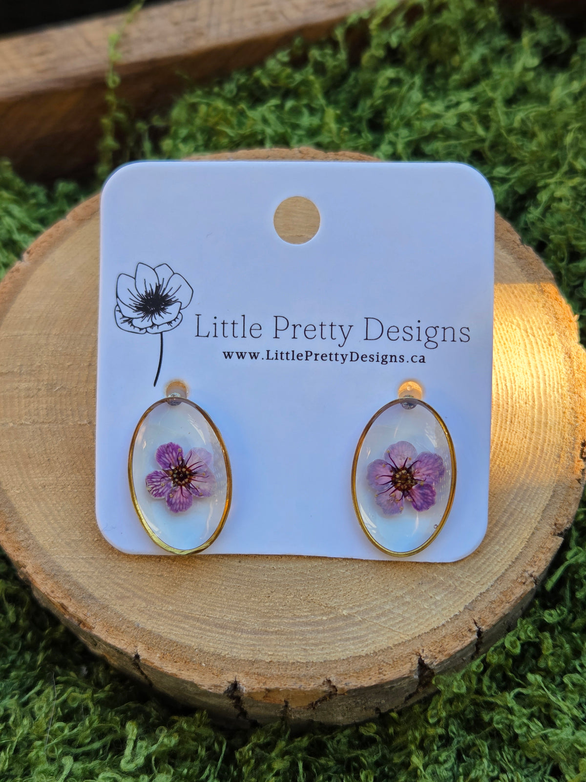 Oval stud earrings