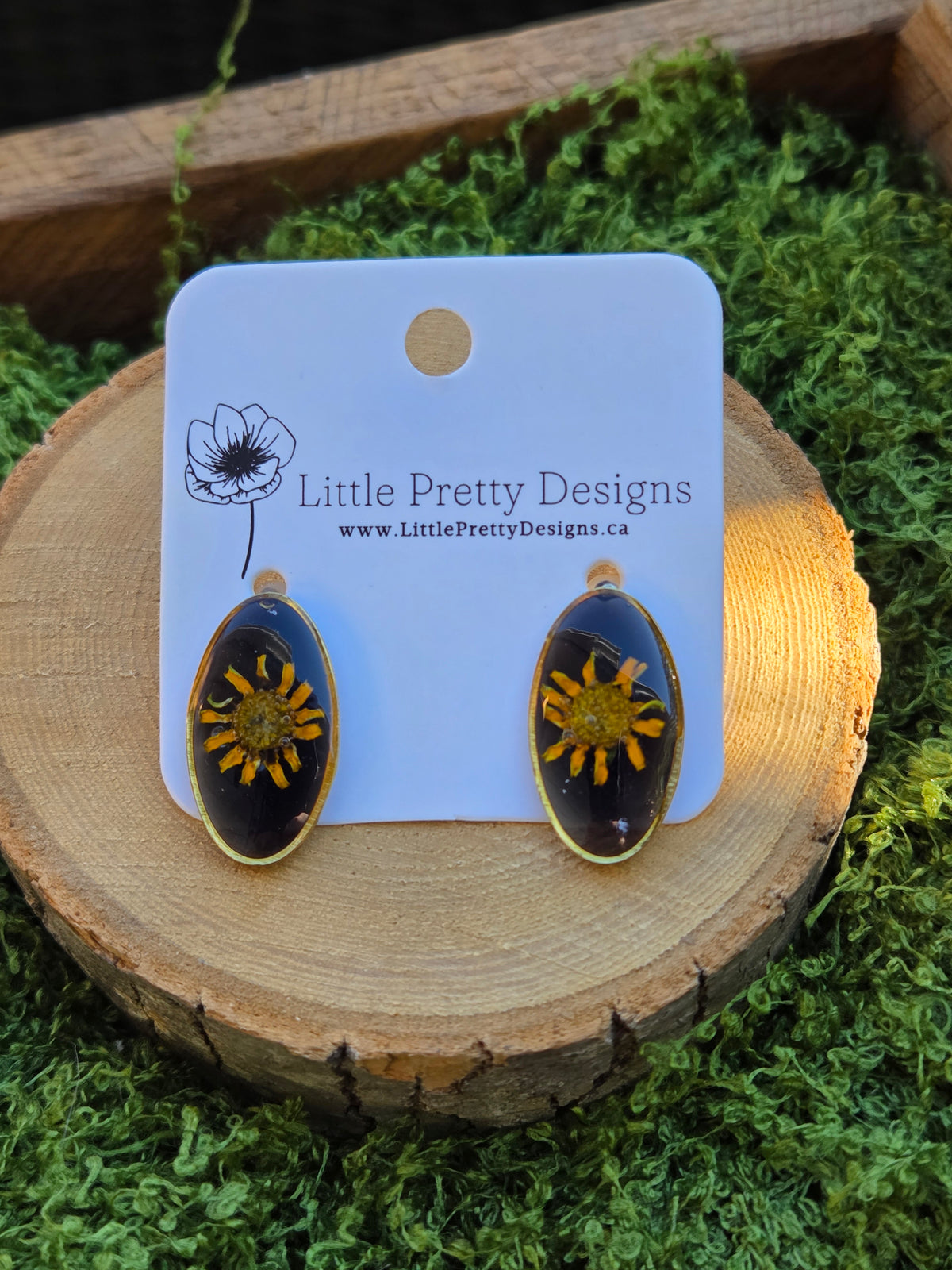 Oval stud earrings