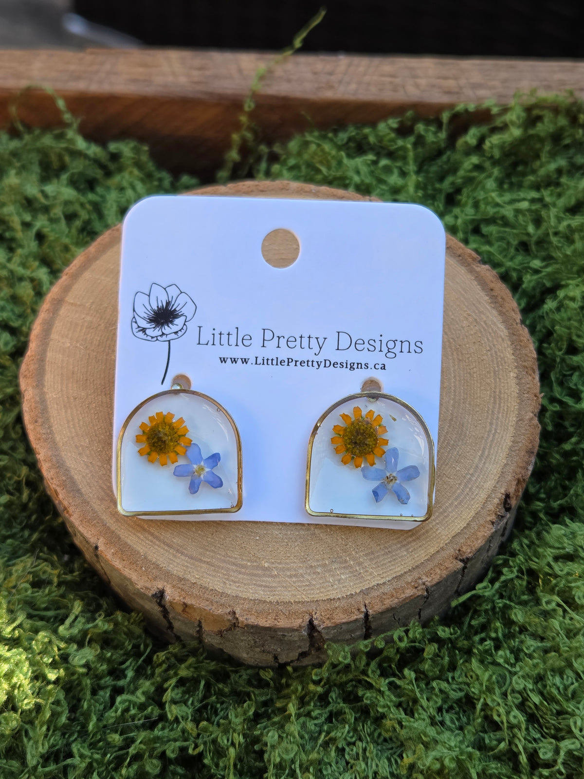Arch stud earrings