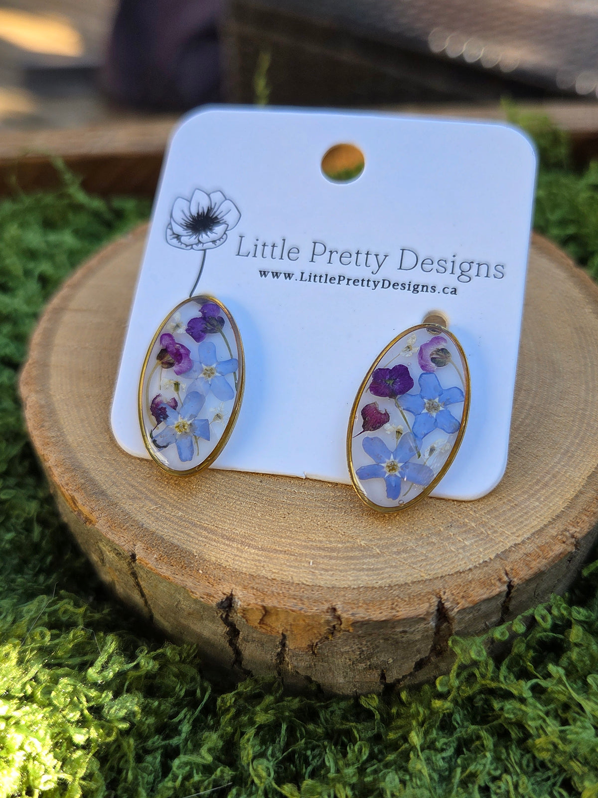 Oval stud earrings