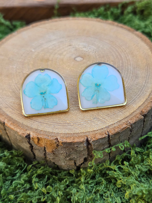 Arch daisy floral stud earrings