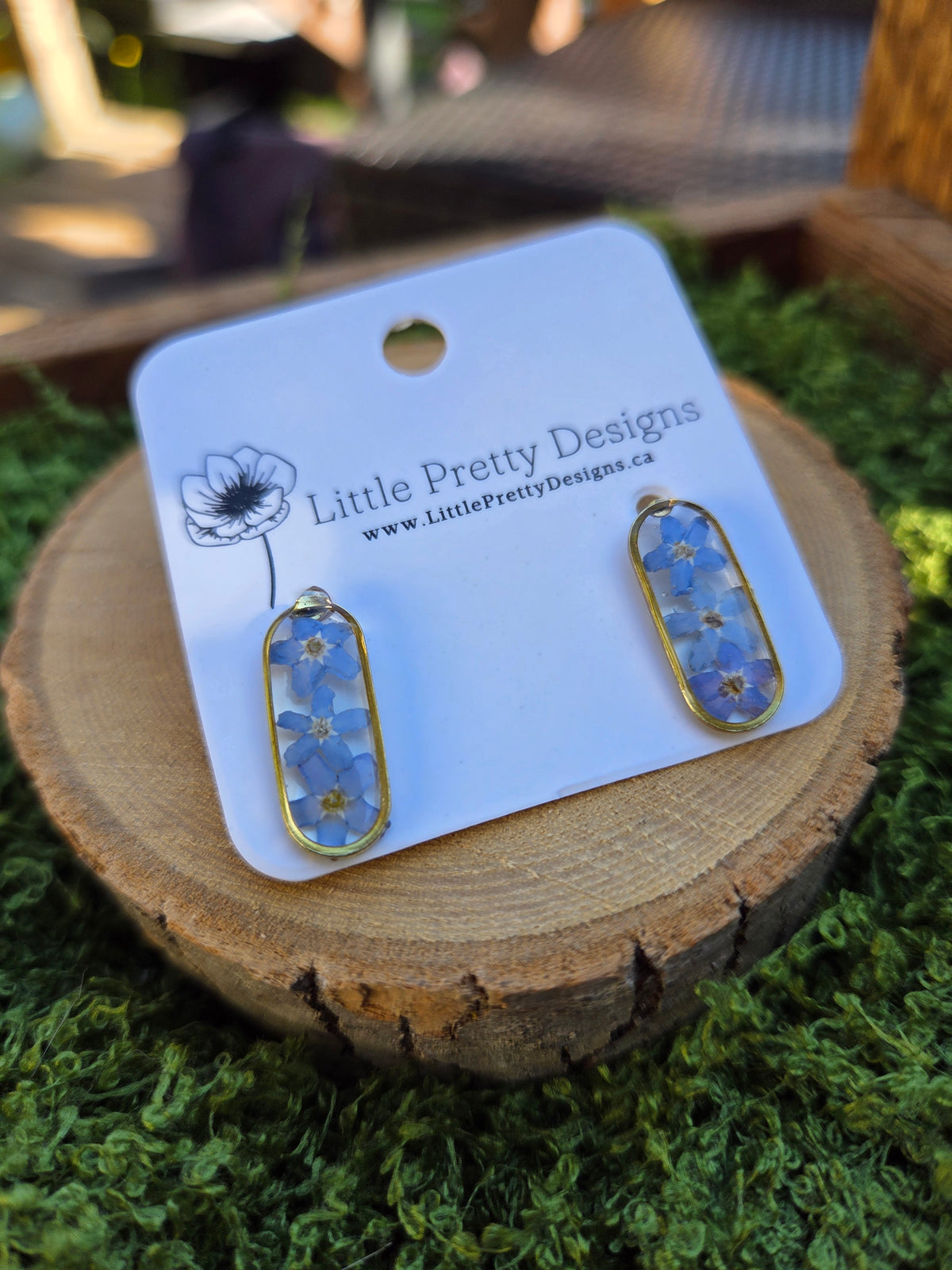 Oval stud earrings