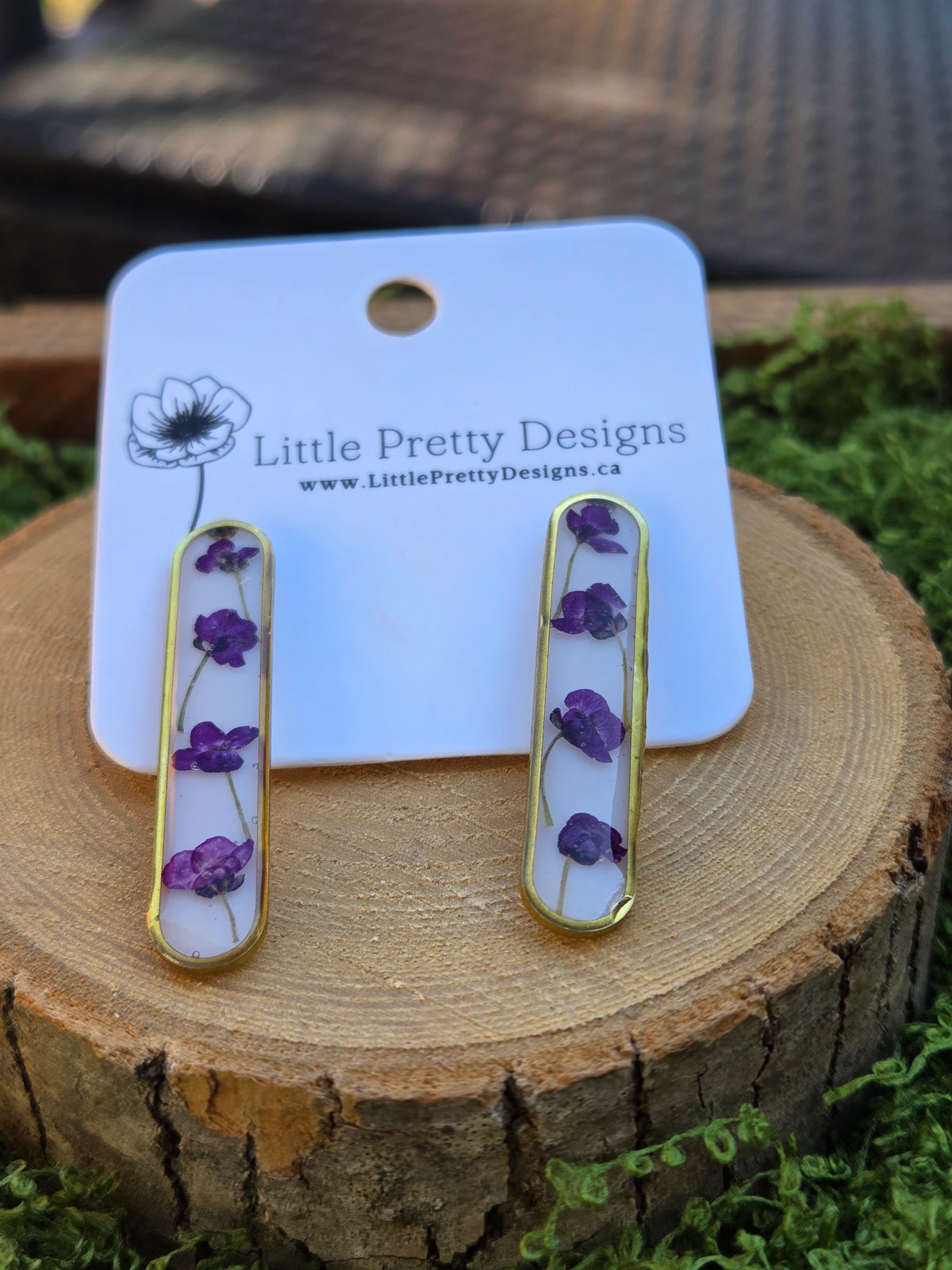 Oval stud earrings