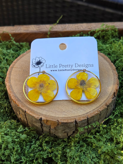 Round buttercup stud earrings