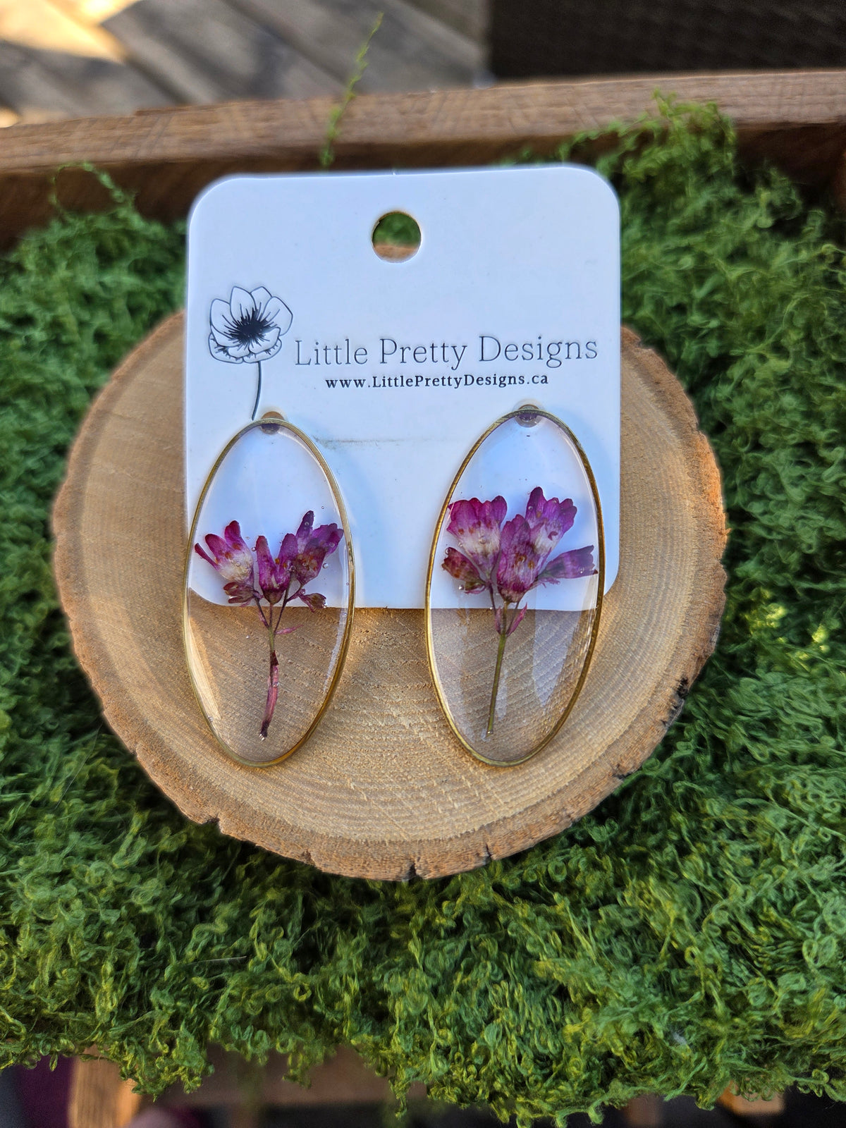 Oval stud earrings