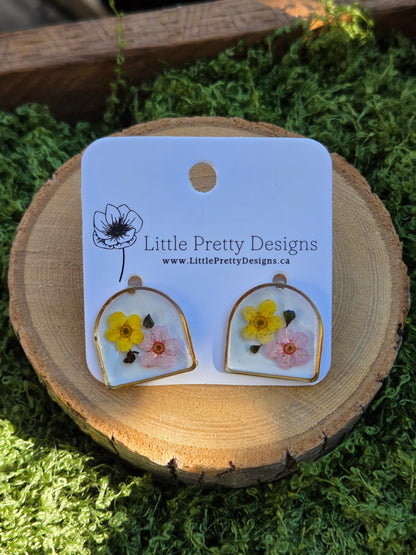 Arch daisy floral stud earrings
