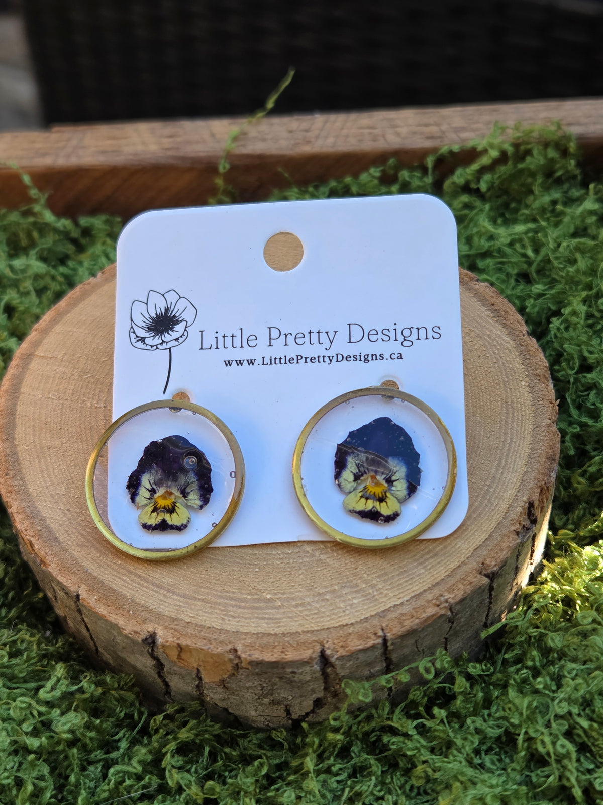 Round stud earrings