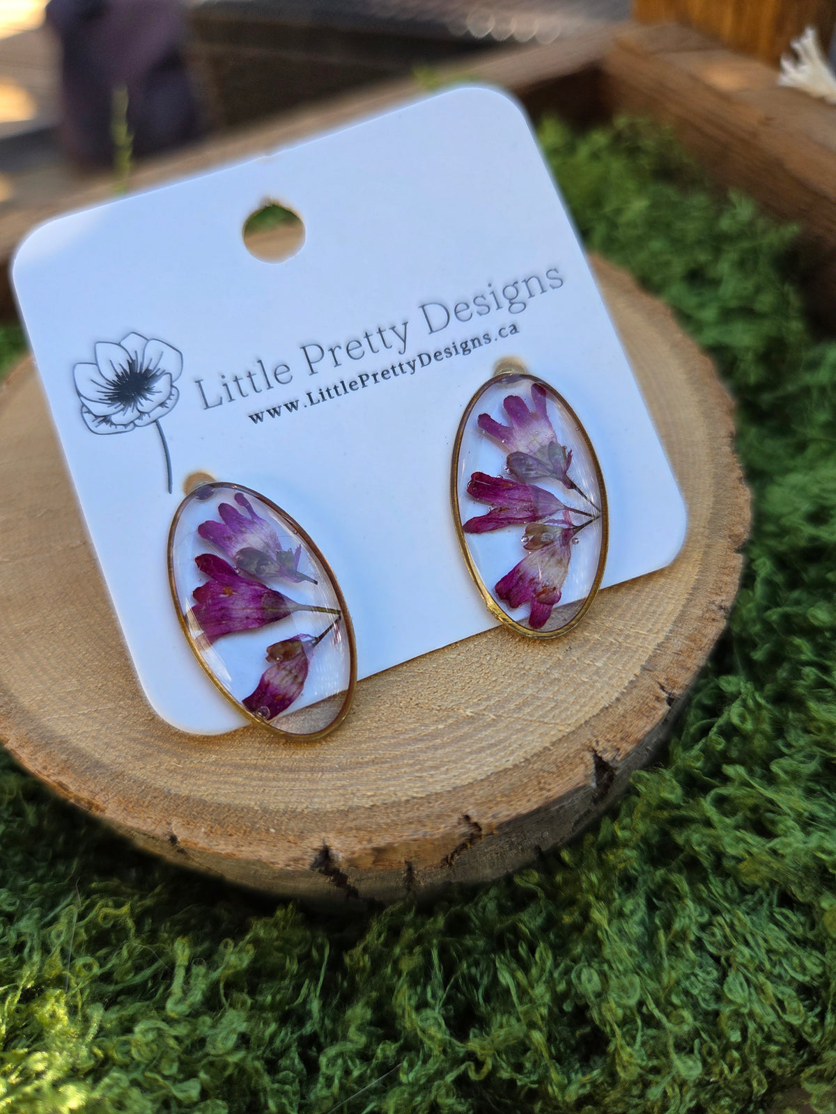Oval stud earrings