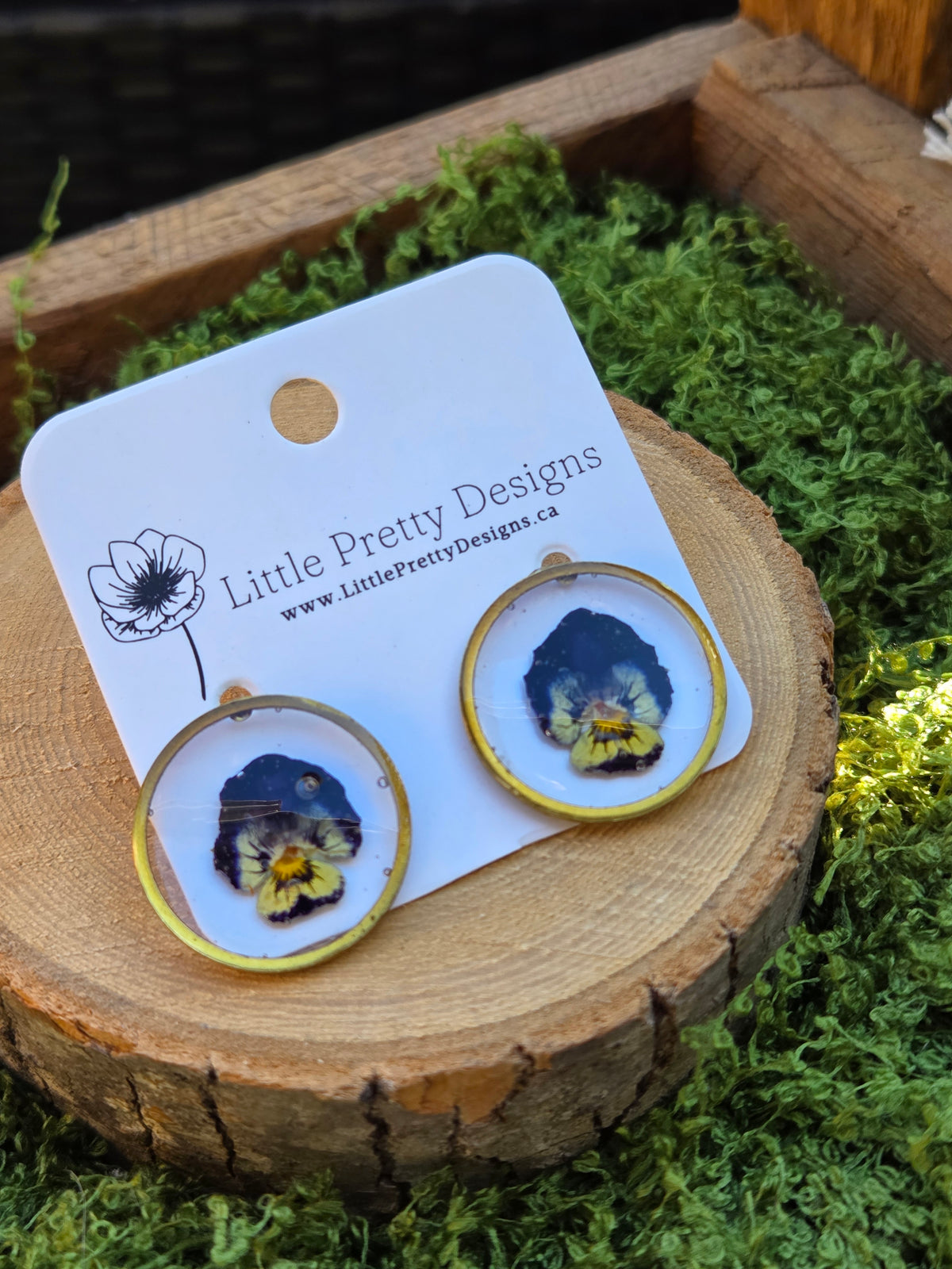 Round stud earrings