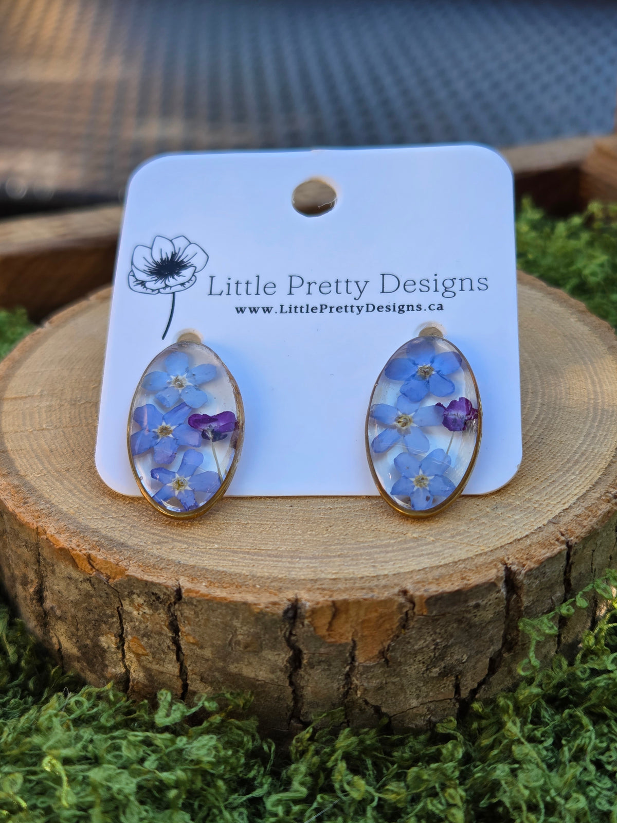 Oval stud earrings