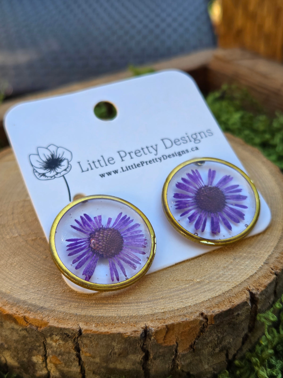 Round stud earrings