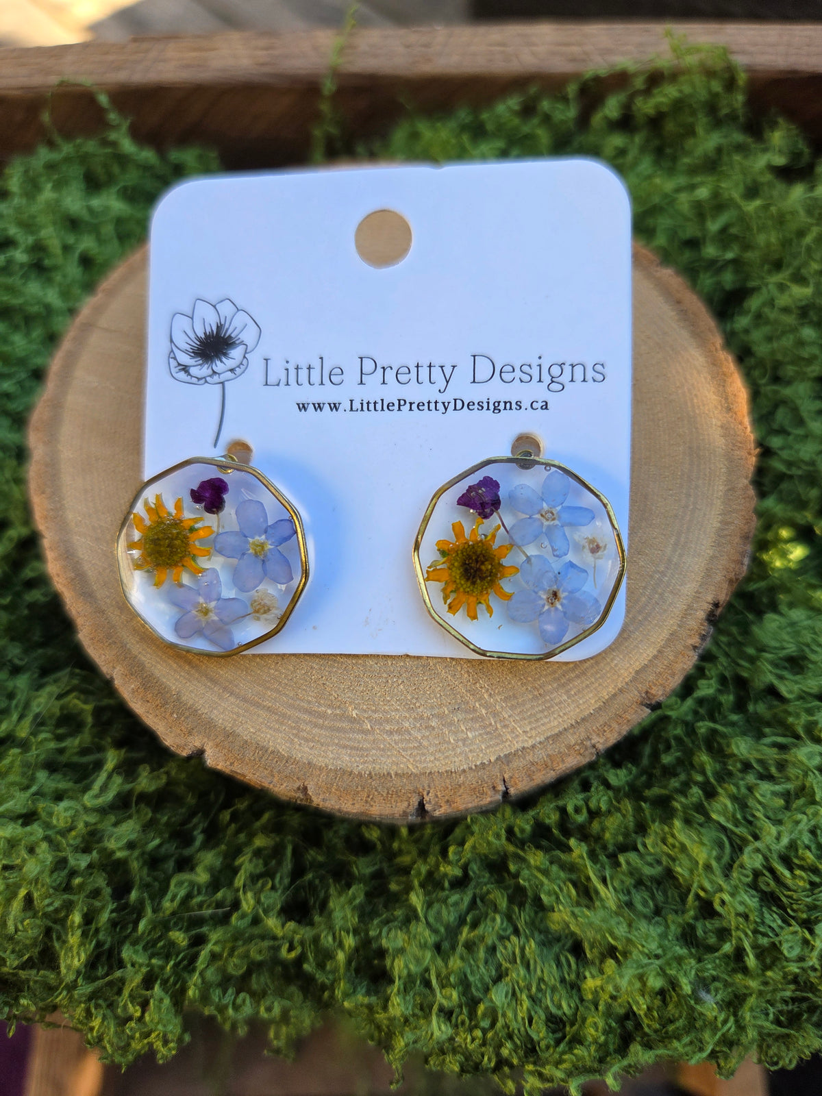 Round stud earrings