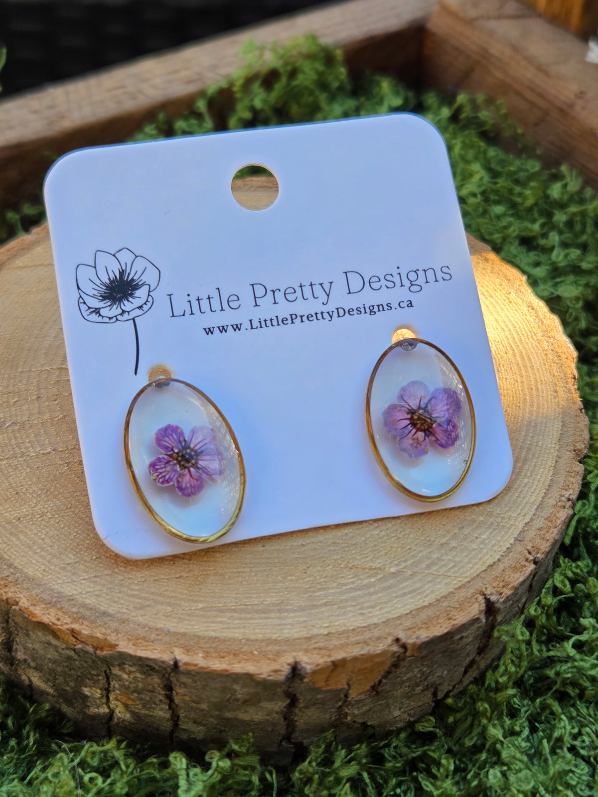Oval stud earrings