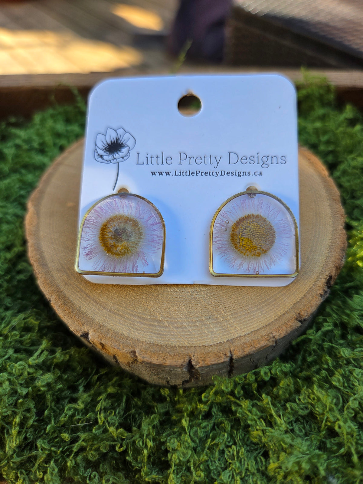 Arch daisy floral stud earrings