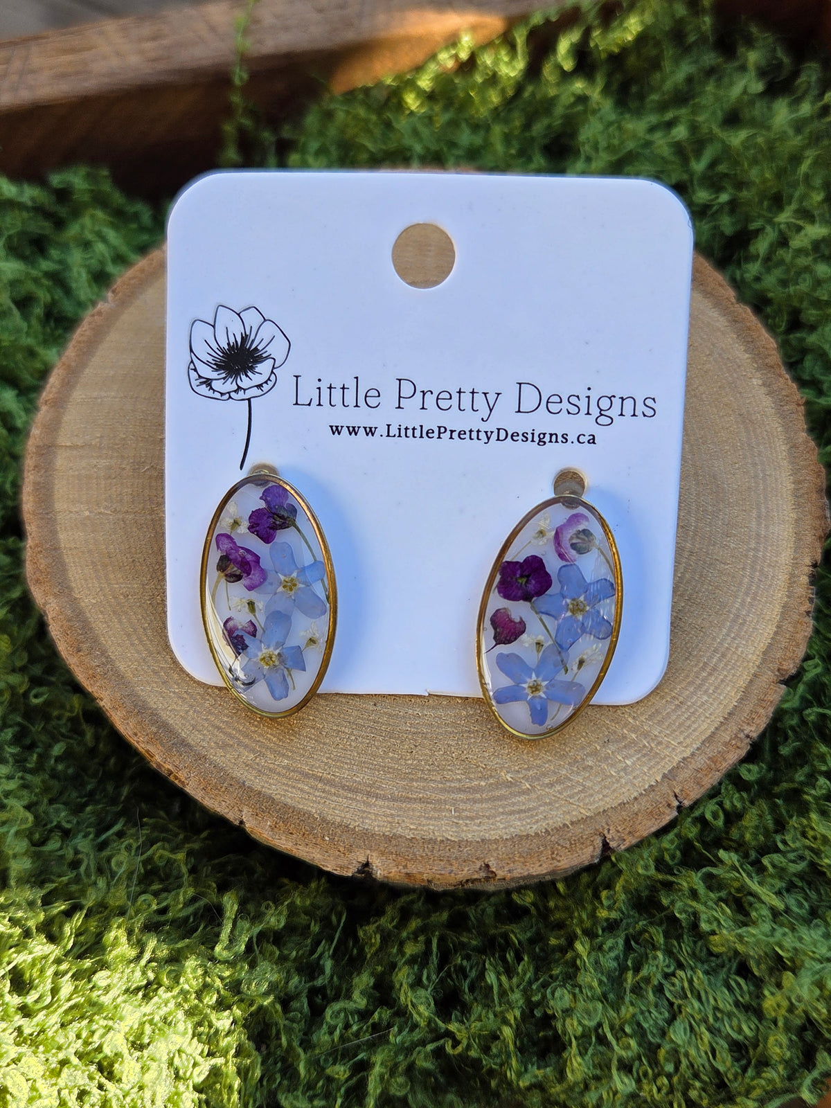 Oval stud earrings