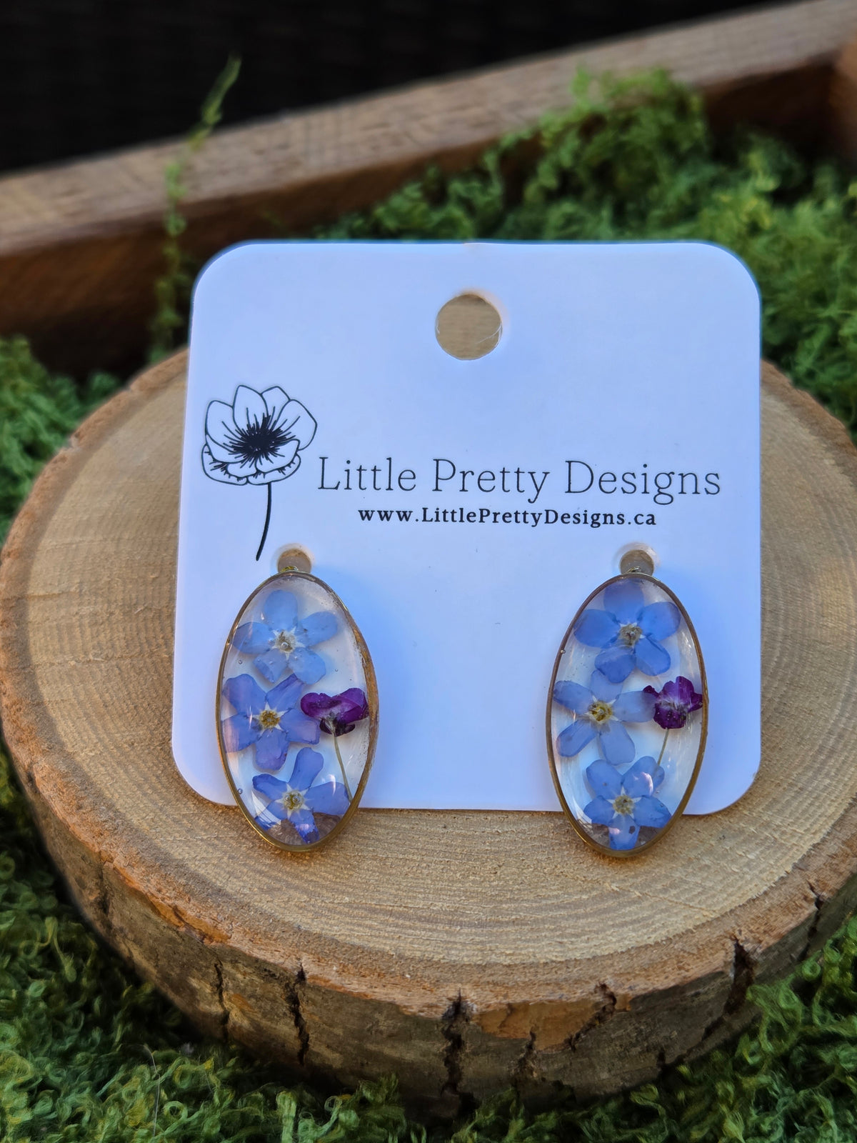 Oval stud earrings