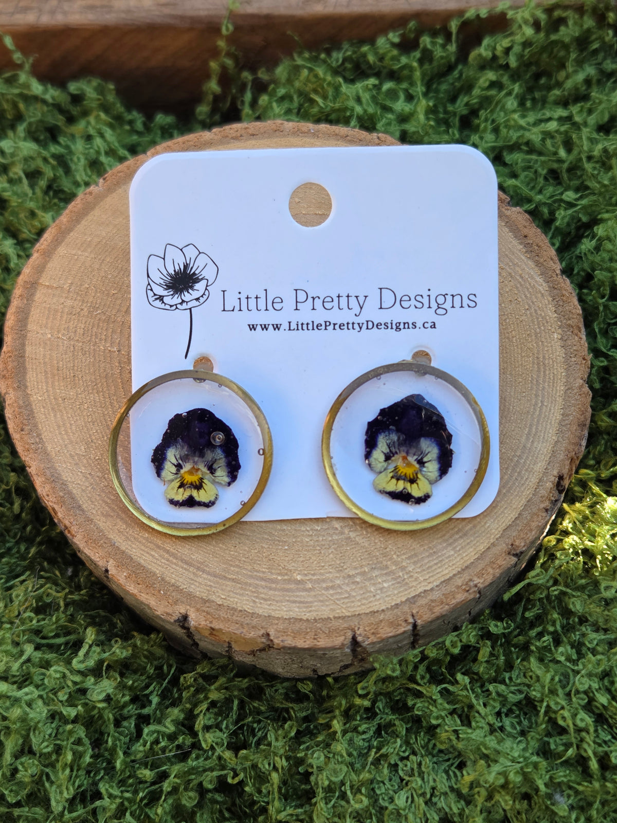 Round stud earrings