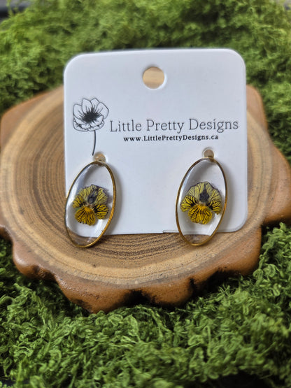 Oval stud earrings