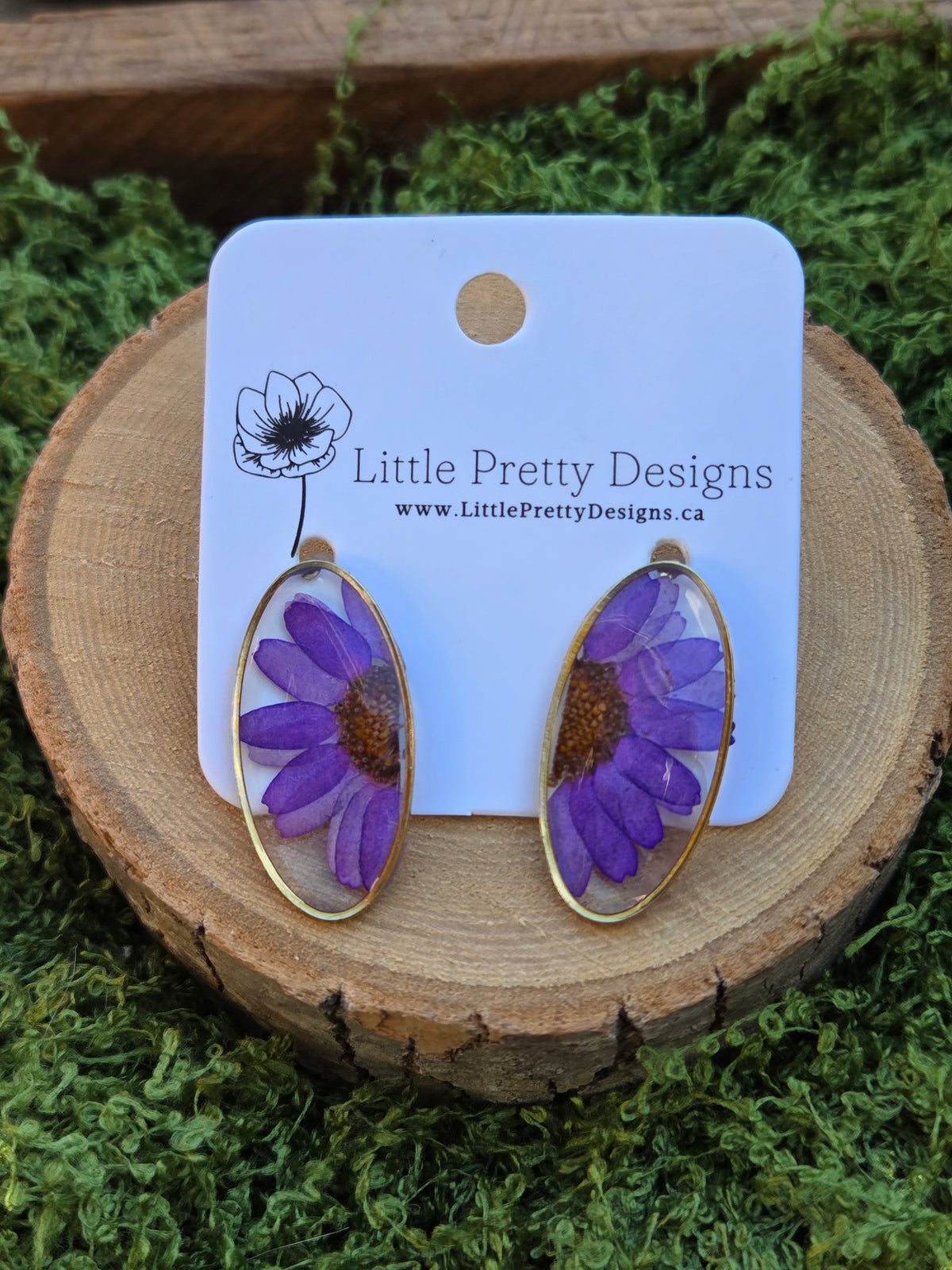 Oval stud earrings