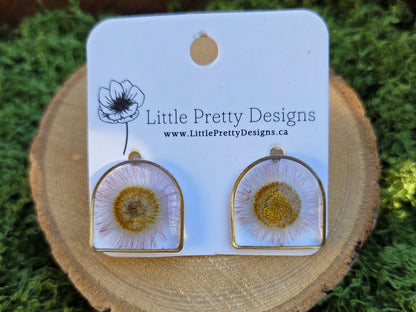 Arch daisy floral stud earrings