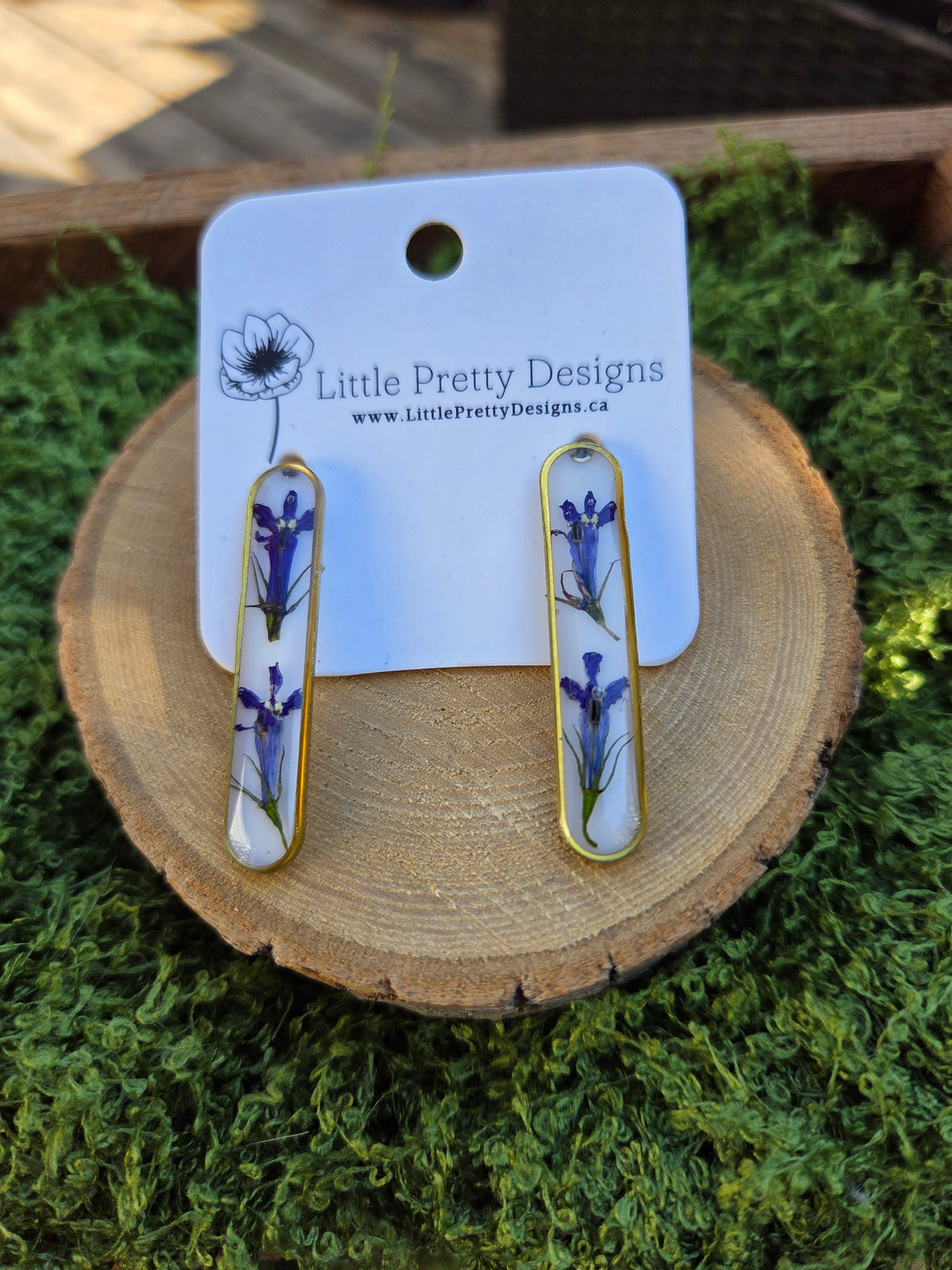 Oval stud earrings