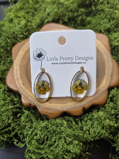 Oval stud earrings