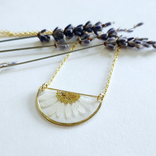 Dainty Daisy Necklace