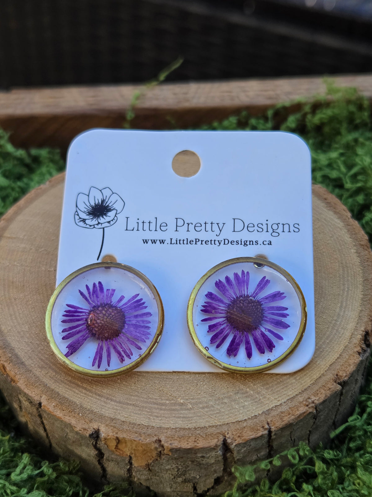 Round stud earrings