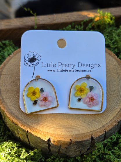 Arch daisy floral stud earrings