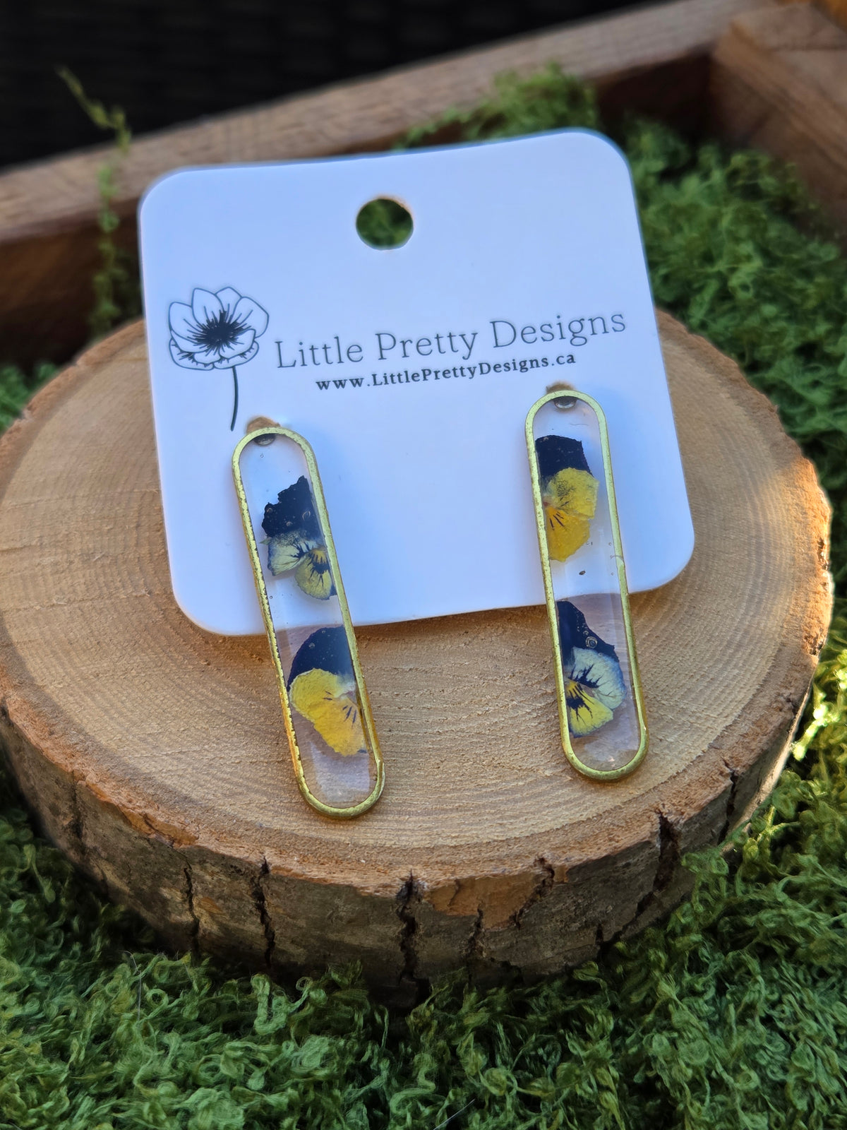 Oval stud earrings